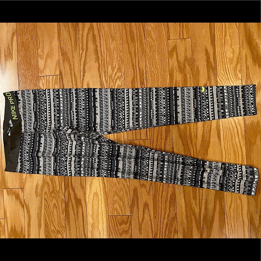 Nike Women’s Workout Pant Size Medium. Fleece lined.